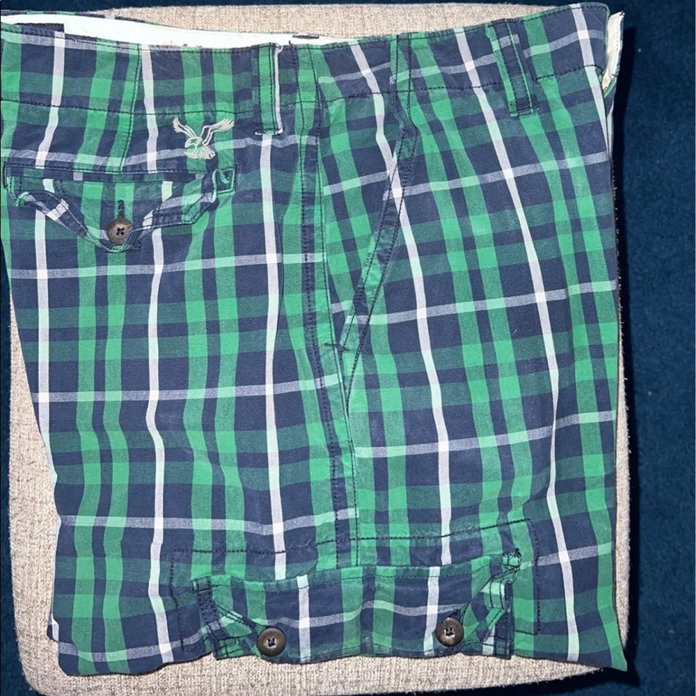 💙🤍💚 American Eagle plaid cargo shorts Men waist 34”